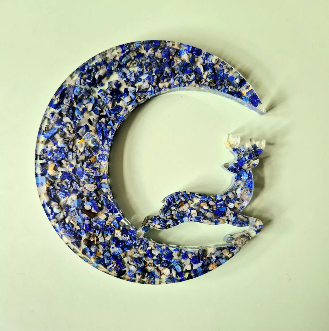 Edelsteenchips in resin - Maanvormige decoratie met hert (blauw)